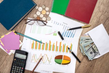 Ekonomi kavramı - para, iş grafik, kalem, not defteri, hesap makinesi