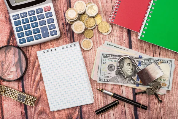 Vorhängeschloss Mit Stift Dollar Münze Uhr Und Taschenrechner — Stockfoto