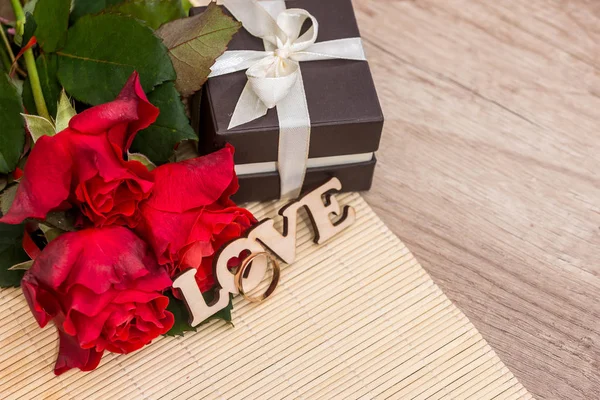 Conceito Casamento Amor Texto Com Anéis Casamento Caixa Presente Rosas — Fotografia de Stock