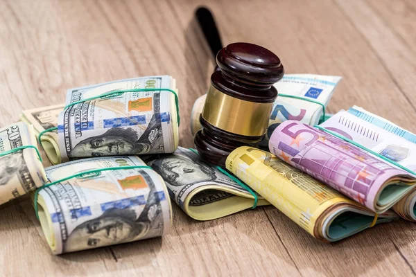 Пачки Долларов Пачка Евро Молотком Судьи — стоковое фото