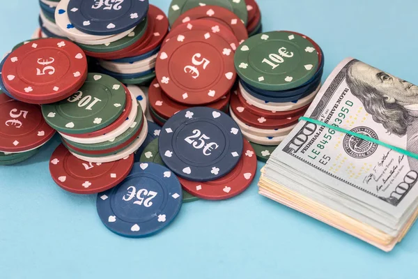 青の背景にドルとポーカー チップ — ストック写真