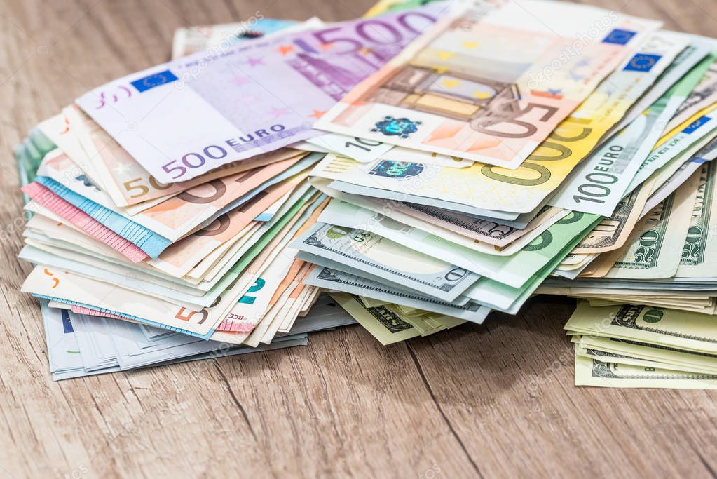 Pile Argent Billets Dollars Euros Sur Bureau ...