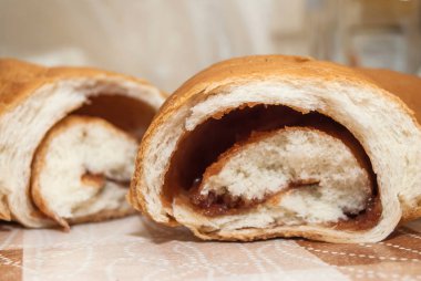 reçelli çörek. kruvasan