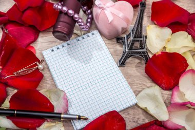 romantik kavramı - kırmızı gül yaprakları, Eyfel Kulesi ile boş Not.