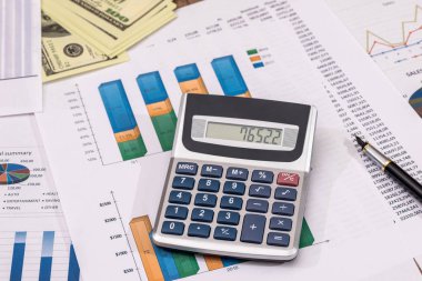 Çalışma - maliyet yıllık bütçe hakkında sayma Office iş kavramı.