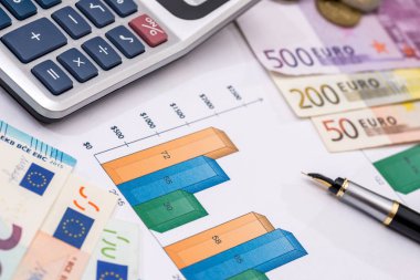 Euro notları iş grafik, kalem ve hesap makinesi yukarıda.
