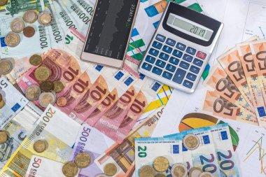 hesap makinesi ve euro para Euro Bono üzerinde yalan.