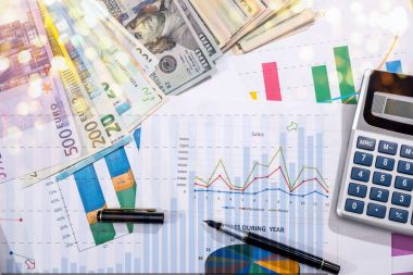 mali kavramı - iş grafik, euro, dolar ve üstünde okul sırası hesap makinası.