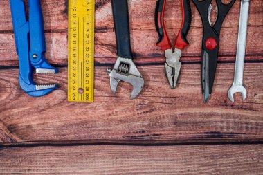 ahşap masa üzerinde farklı çalışma araçları.