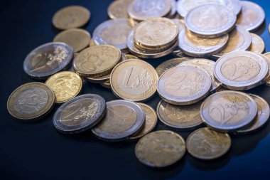 siyah arka plan üzerine izole birçok euro coins