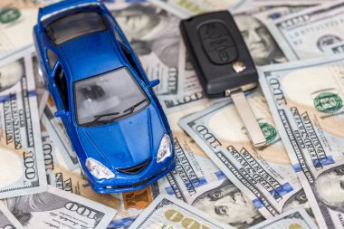 Mavi oyuncak araba ile araba anahtar Dolar'da.