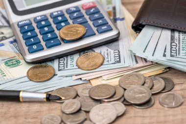 dolar faturaları madeni para, hesap makinesi üstünde okul sırası ile.