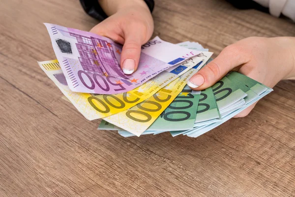 Vrouw Met 100 200 500 Euro Rekeningen Geld Concept — Stockfoto