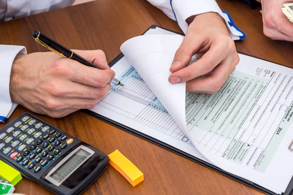 Dos Hombres Calcula Formulario Del Impuesto Sobre Renta Concepto Formulario —  Fotos de Stock