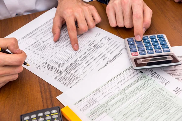 Zwei Männer Berechnen Einkommensteuer Steuerformkonzept — Stockfoto