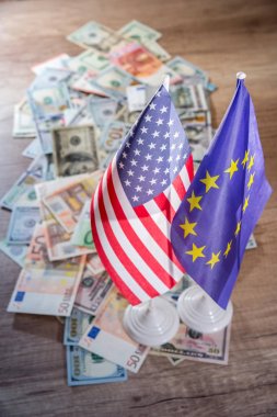 Bize dolar ve Euro tarihinde Amerika Birleşik Devletleri ve Avrupa Birliği bayrakları.