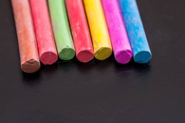 Grup izole üzerinde siyah çizmek için renkli tebeşir.