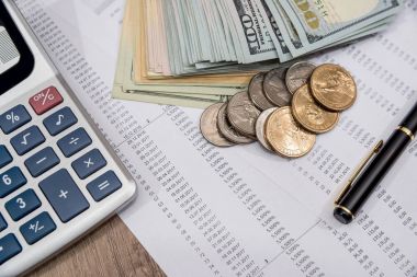 Finans tasarruf ve yatırım kavramı - gelir tablosu, kalem ve dolar.