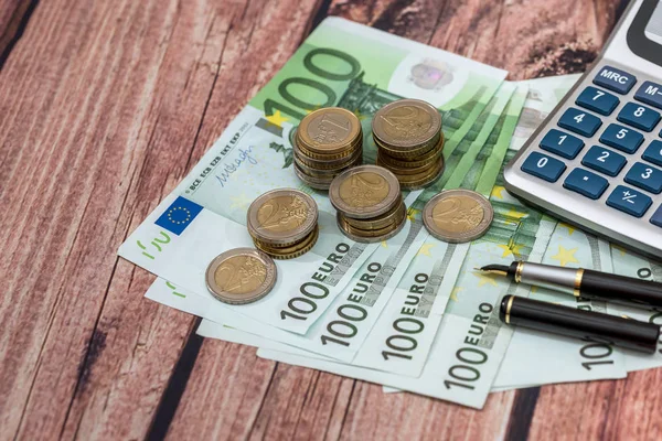 100 Euro Räkningar Med Bläckpenna Mynt Och Kalkylator — Stockfoto
