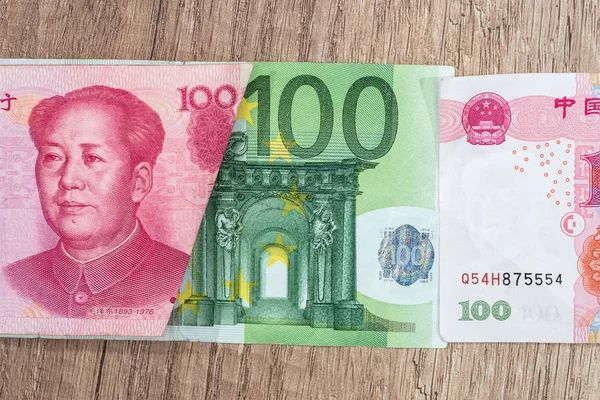 100 Euro 100 Yaun Rachunki Biurko — Zdjęcie stockowe
