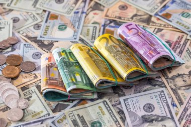 birçok dolar ve euro banknot para - ekonomi kavramı ile