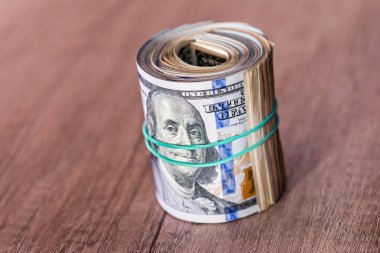 bize dolar roll ahşap bir masa üzerine