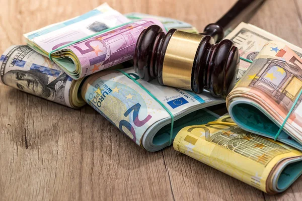 Пачки Долларов Пачка Евро Молотком Судьи — стоковое фото