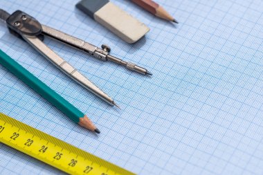 kalem, pusula ve grafik kağıdı arka plan üzerindeki cetvellere