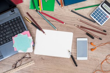 dizüstü bilgisayar, telefon, tablet, defter, kalem ve Resepsiyon hesap makinesi