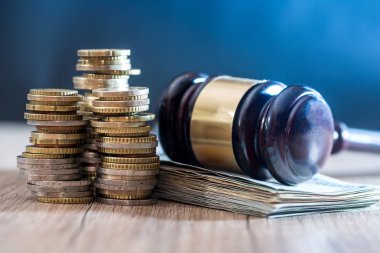Euro banknot ve madeni para ile tokmak. yakın çekim