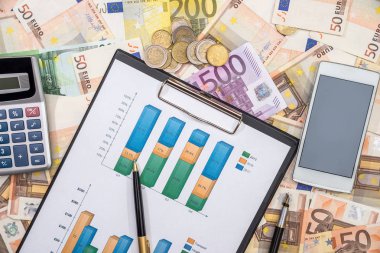 kalem, smartphone, euro banknot üzerinde hesap makinesi ile iş grafik