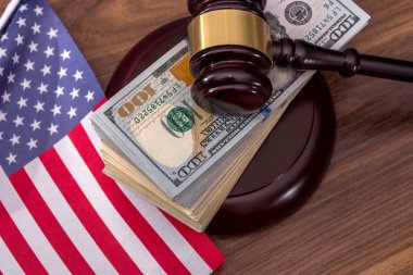 dolar, çekiç ve ABD bayrak üstünde okul sırası