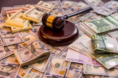 Euro ve dolalr faturaları ile çekiç