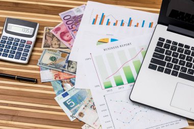 dolar, Frangı, euro, yuan ve yen hesap makinesi ve dizüstü bilgisayar, businesss grafik ile