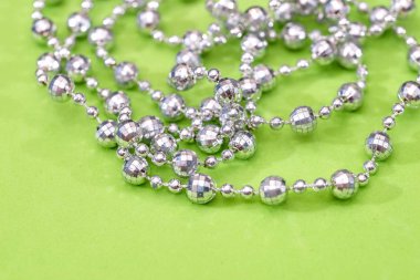 Yeşil arka plan üzerinde izole parlak saç pins