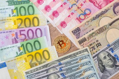 Yen, yuan, euro ve dolar banknotlar bitcoin ile