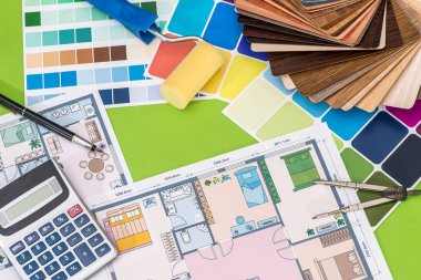 ahşap sampler, kalem, yeşil zemin üzerine hesap makinesi ile evi projesi