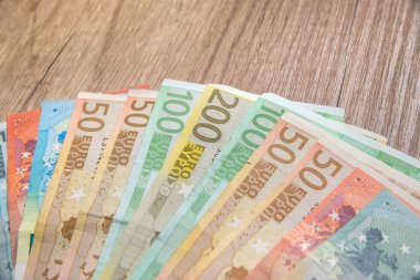 Euro banknot wooedn arka plan üzerinde
