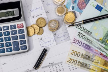 Euro fatura, hesap makinesi, tükenmez kalem ve sikke üzerinde Takvim arka plan - seyahat süresi