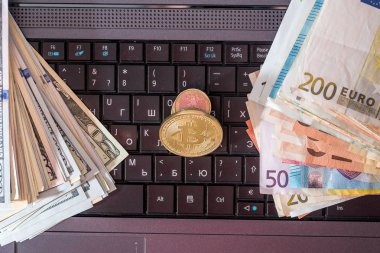 dolar, euro, bitcoin ve dizüstü bilgisayar, kapat