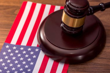 Tokmak ve ABD bayrak üstünde okul sırası