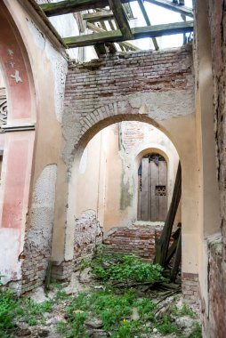 yıkık tuğla Katolik Kilisesi içinde