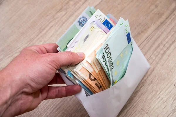 Hand Van Mens Met Witte Envelop Vol Euro Rekeningen — Stockfoto