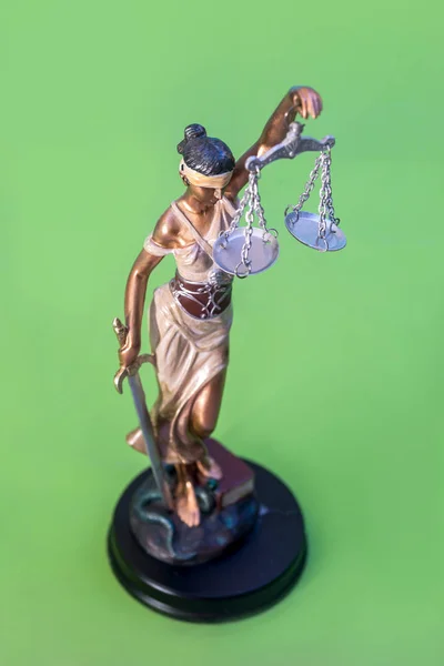 Rzeźba Bogini Sprawiedliwości Themis Zielonym Tle — Zdjęcie stockowe