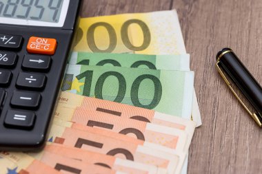 Euro, hesap makinesi ve kalem masa üzerinde