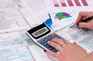 bir kadın vergi form 1040 doldurur
