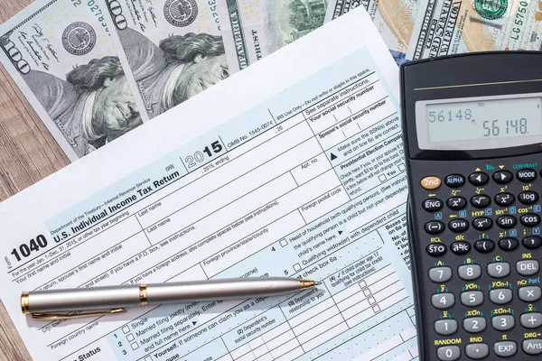 Dokumentów Federalnego Podatku Dochodowego 1040 Pióra Kalkulator Dolarów — Zdjęcie stockowe