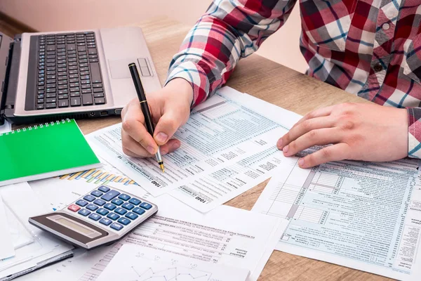 Empresario Llenando Formulario Impuestos 1040 Con Ayuda Portátil Escritorio Oficina — Foto de Stock