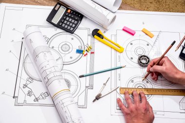 Makine Mühendisi çalışmalarına teknik çizimler ve iş araçları ile