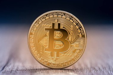 Ahşap desk içindeki tek bitcoin para. yakın çekim